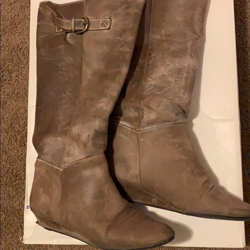 Women’s taupe tall boot.